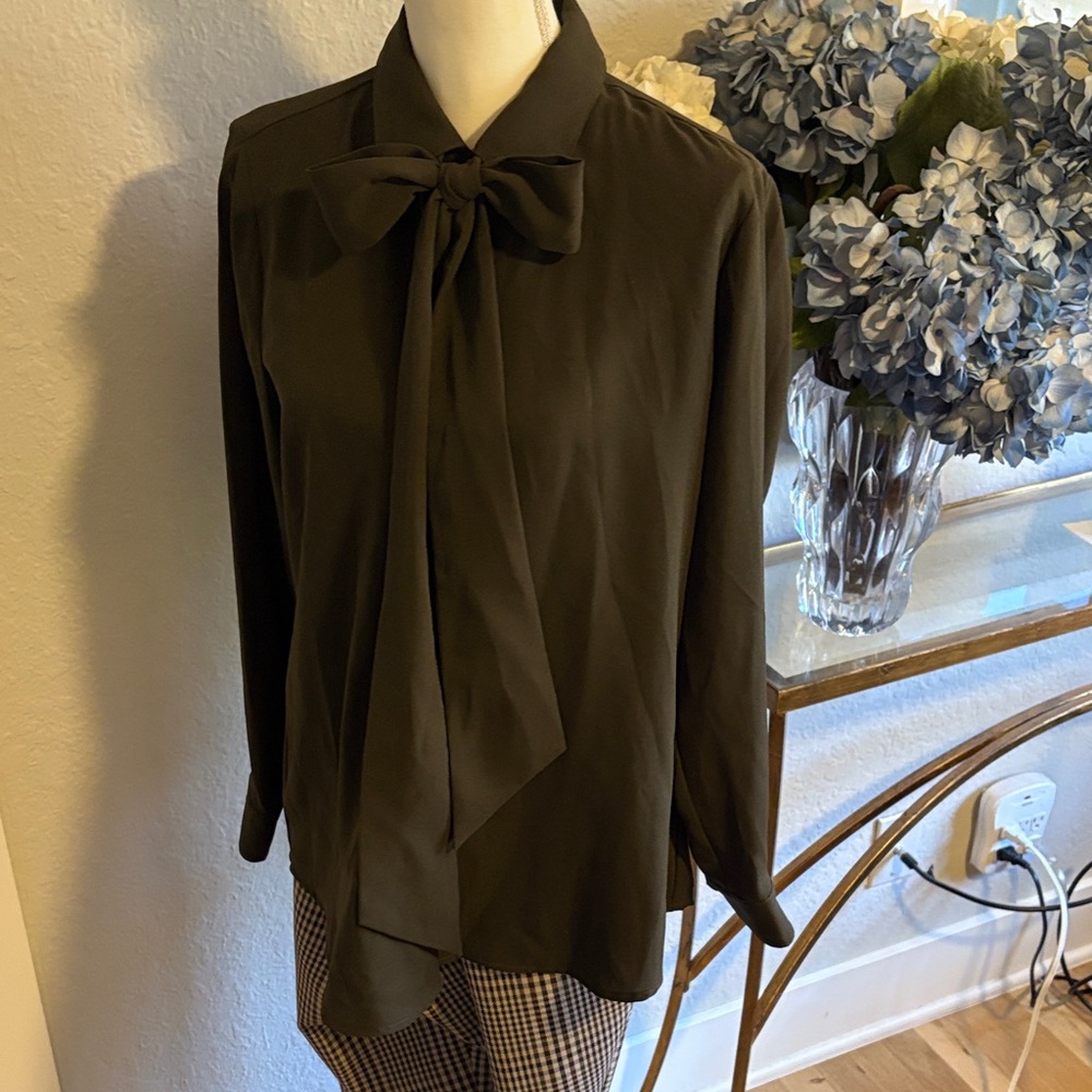 Antonio Melani  long sleeve polyester button front blouse size medium